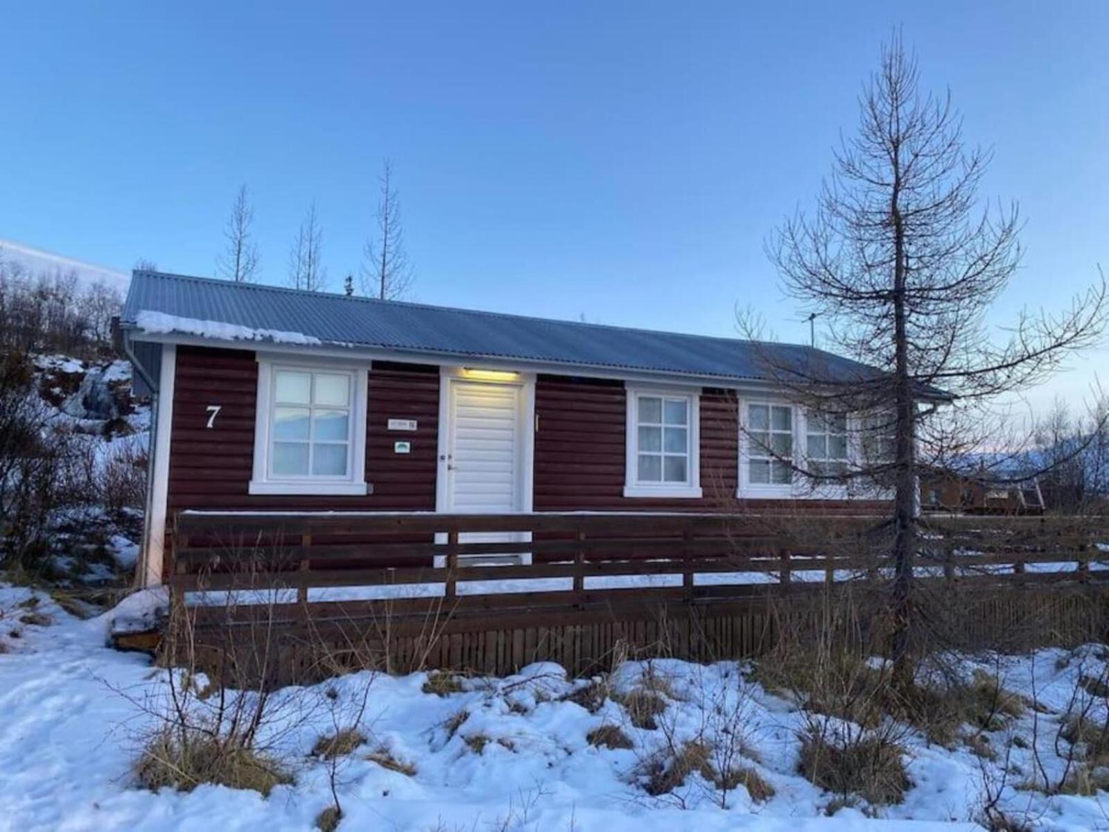Cozy 2 Bedroom Cottage With Hot Tub Akureyri Exteriör bild